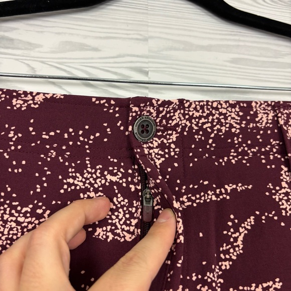 Under Armour Men’s Burgundy Printed Golf Shorts Size 40 NWT - Picture 3 of 14